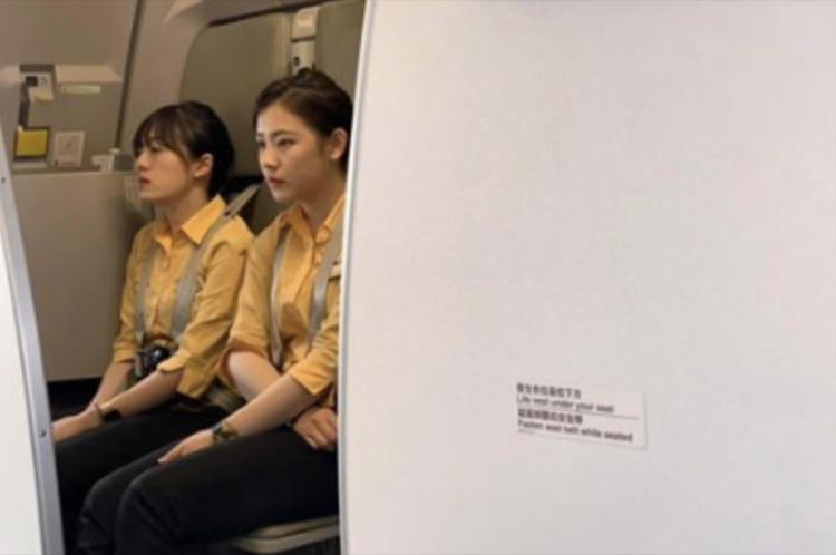 虎航空姐好正！宣導飛安側臉「大眼櫻桃嘴」顏值高又甜：捨不得下飛機！