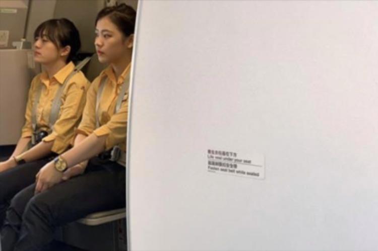虎航空姐好正！宣導飛安側臉「大眼櫻桃嘴」顏值高又甜：捨不得下飛機！