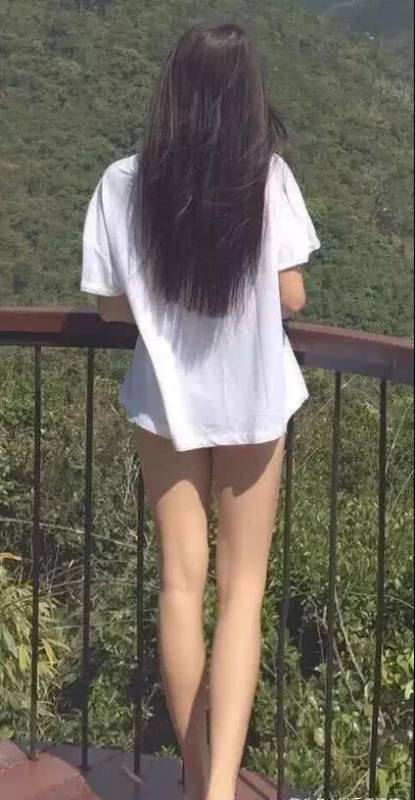 「地鐵女神」爆紅網絡，當她注視你的那一刻，網友驚呼：心動的感覺