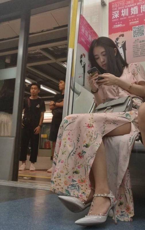 「地鐵女神」爆紅網絡，當她注視你的那一刻，網友驚呼：心動的感覺