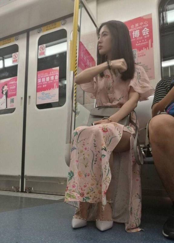 「地鐵女神」爆紅網絡，當她注視你的那一刻，網友驚呼：心動的感覺