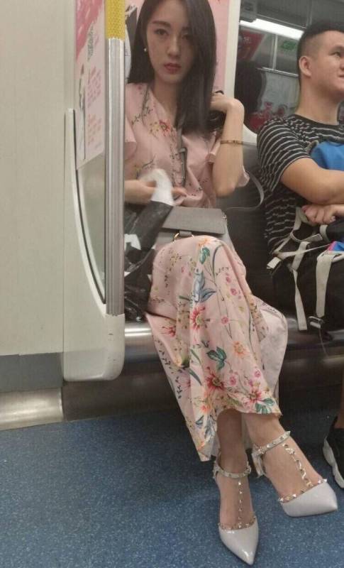 「地鐵女神」爆紅網絡，當她注視你的那一刻，網友驚呼：心動的感覺