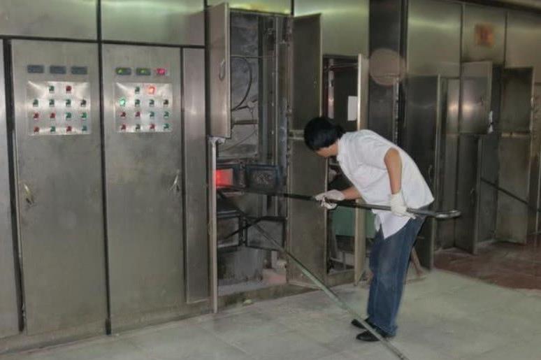 火葬場招扛屍員1天1000，很多年輕人卻離職？網友：錢不是好賺的