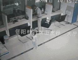 3歲女兒在房間玩，廚房的媽媽聽到一聲悶響，跑過去發現女兒沒了！