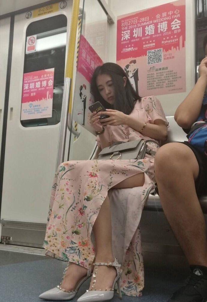 「地鐵女神」爆紅網路，當她注視你的那一刻，網友驚呼：心動的感覺