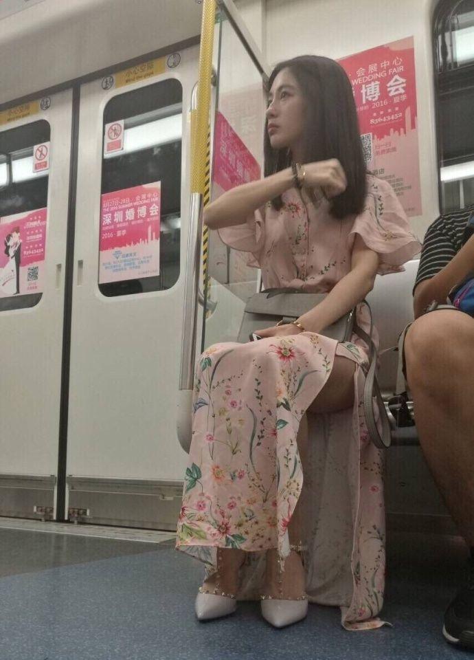「地鐵女神」爆紅網路，當她注視你的那一刻，網友驚呼：心動的感覺