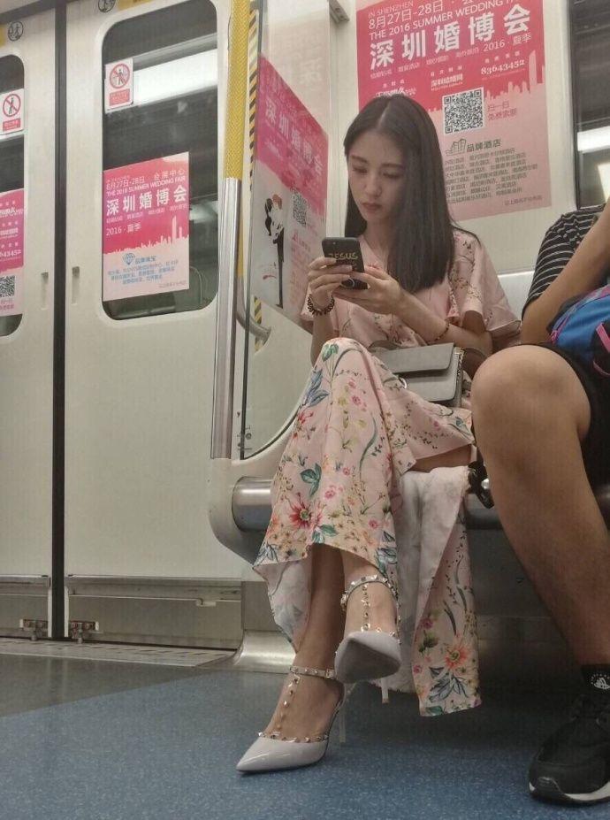 「地鐵女神」爆紅網路，當她注視你的那一刻，網友驚呼：心動的感覺