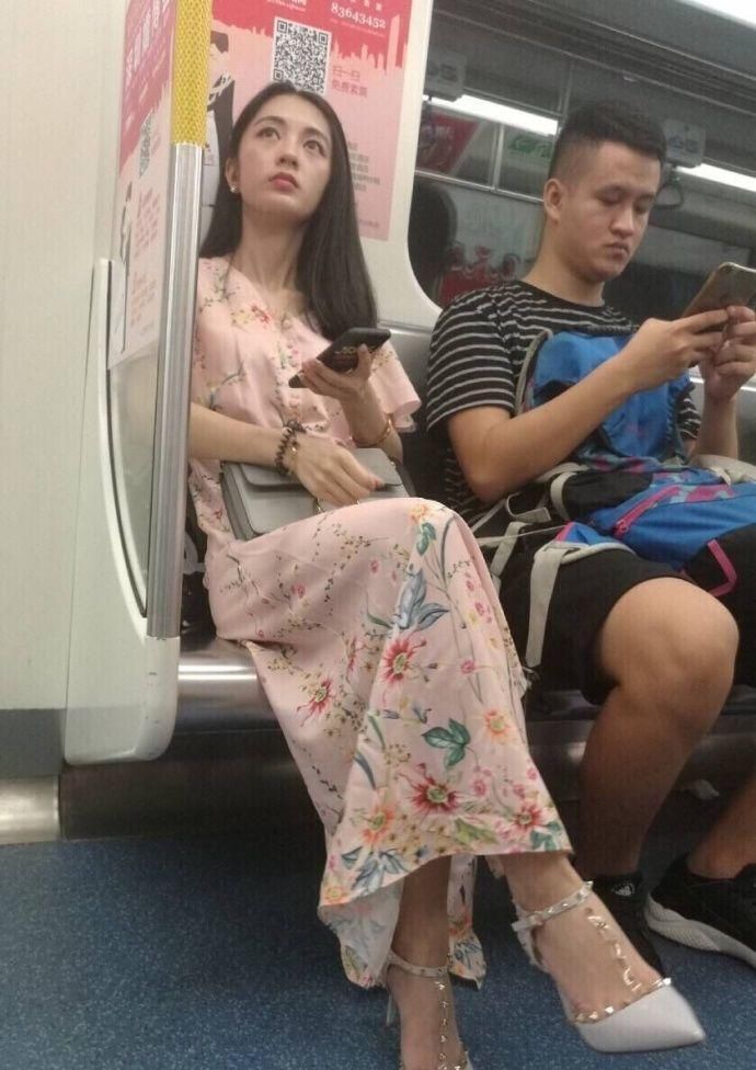 「地鐵女神」爆紅網路，當她注視你的那一刻，網友驚呼：心動的感覺