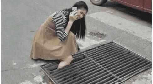 正妹腿卡下水道，眾人幫忙，一個舉止大家失望離開，網友：活該卡著 