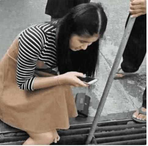正妹腿卡下水道，眾人幫忙，一個舉止大家失望離開，網友：活該卡著 