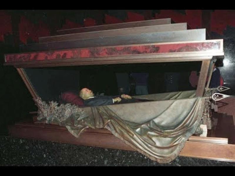 蔣公的遺體至今仍未入土為安，防腐方式太奇特，遺容慘不忍睹！...