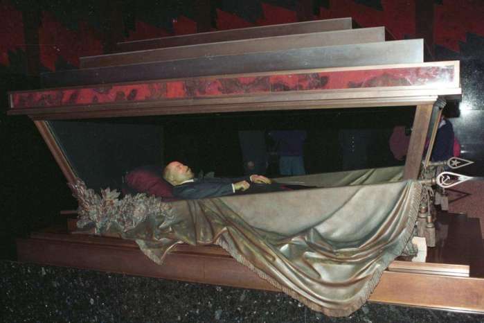 蔣公的遺體至今仍未入土為安，防腐方式太奇特，遺容慘不忍睹！...