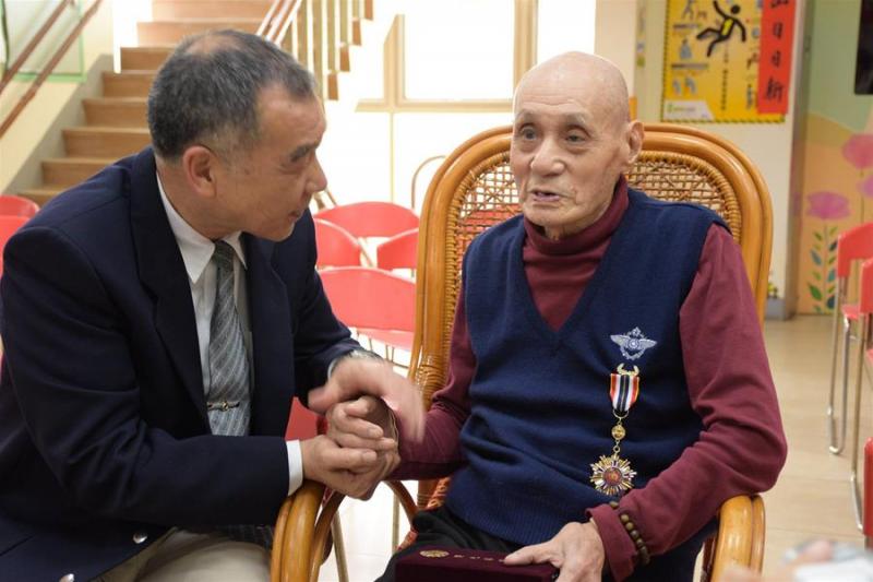 一天靠饅頭白開水過活！　88歲老榮民「賣房700萬全捐」：有口飯吃已經很好