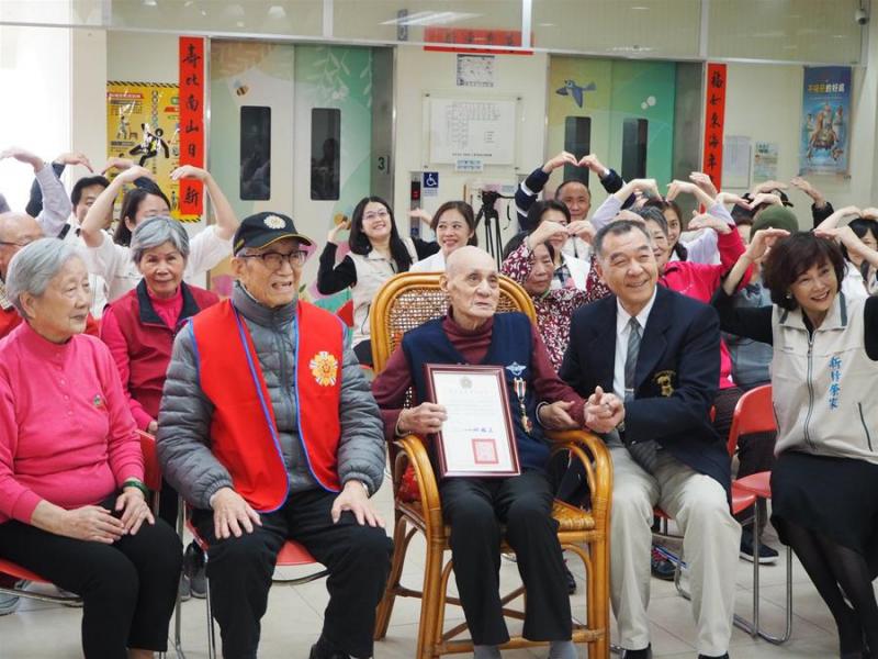 一天靠饅頭白開水過活！　88歲老榮民「賣房700萬全捐」：有口飯吃已經很好