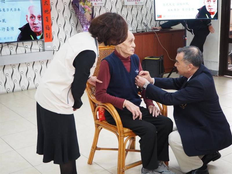 一天靠饅頭白開水過活！　88歲老榮民「賣房700萬全捐」：有口飯吃已經很好