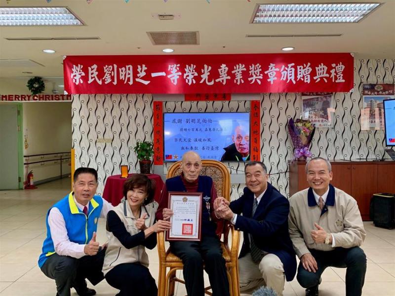 一天靠饅頭白開水過活！　88歲老榮民「賣房700萬全捐」：有口飯吃已經很好