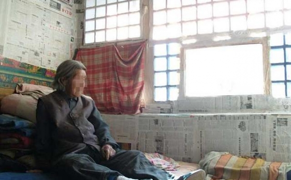 媽媽病逝，不孝子竟霸佔遺產！孝順女只要了遺像，卻因此發了家！