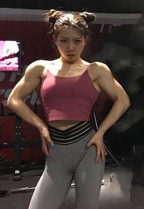 大膽公開徵友！軟萌正妹哭喊「交不到男友」…往下一看「尺寸太大」瞬間懂了 -