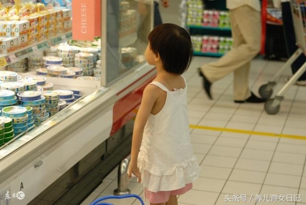 小美女早上去逛超市，在超市偷東西被警衛發現，打開衣服後警衛頓時臉紅了！