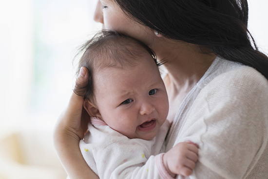 婆婆替我帶孩子，喂進口奶粉女兒卻越喝越瘦，快遞員一句話我把婆婆趕出家