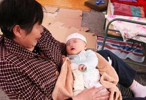 婆婆替我帶孩子，喂進口奶粉女兒卻越喝越瘦，快遞員一句話我把婆婆趕出家