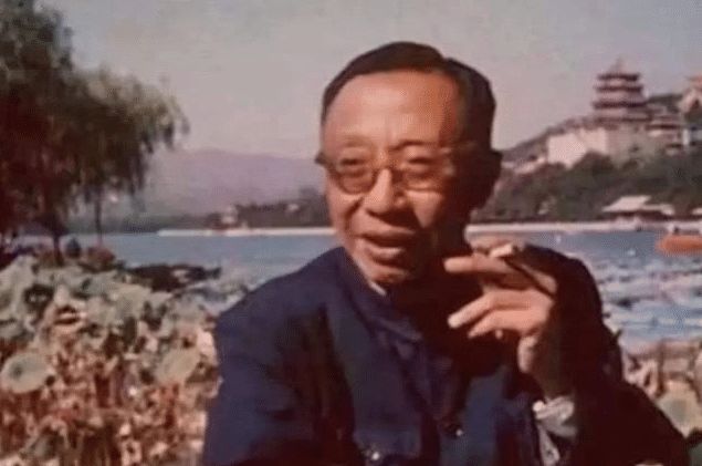 溥儀買票進故宮，指出照片掛錯，專家：不懂裝懂，溥儀：那是我爹