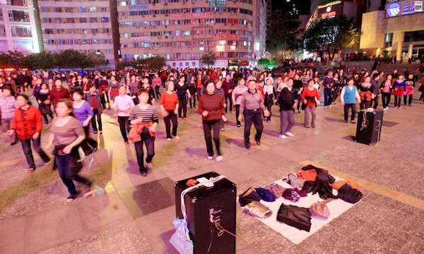 受不了大媽跳舞魔音穿腦，住戶氣到買120萬「音波炮」反攻...大媽全敗逃！