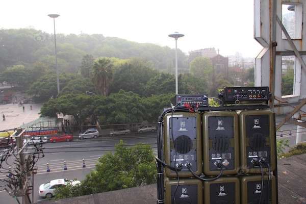 受不了大媽跳舞魔音穿腦，住戶氣到買120萬「音波炮」反攻...大媽全敗逃！