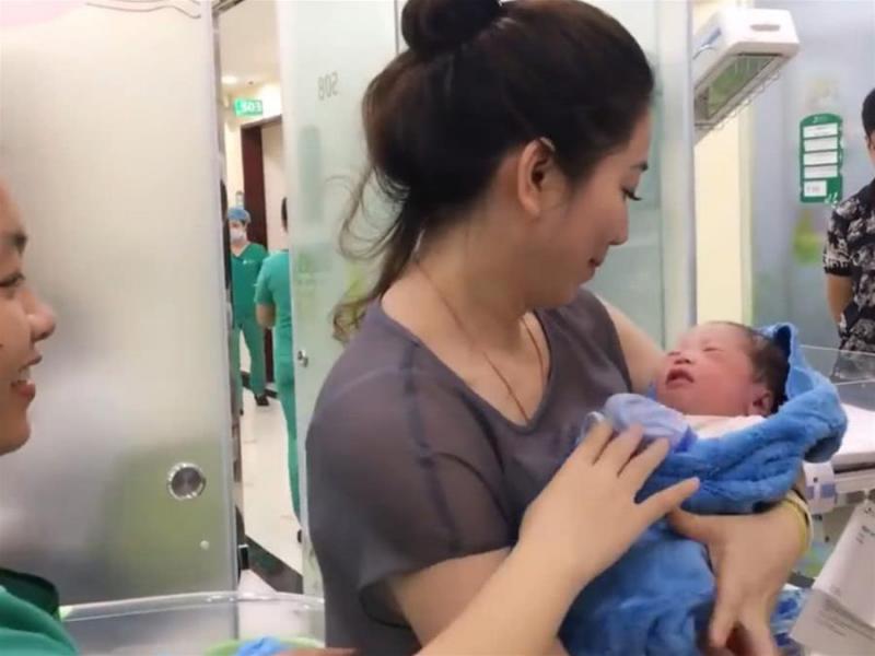 外婆第一次抱外孫，醫生卻被外婆顏值吸引，網友：真的是外婆嗎？