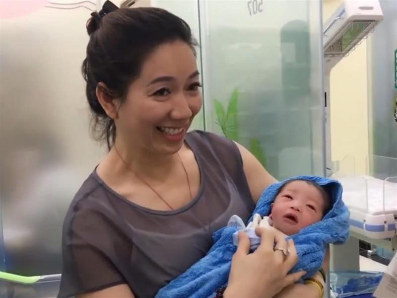 外婆第一次抱外孫，醫生卻被外婆顏值吸引，網友：真的是外婆嗎？