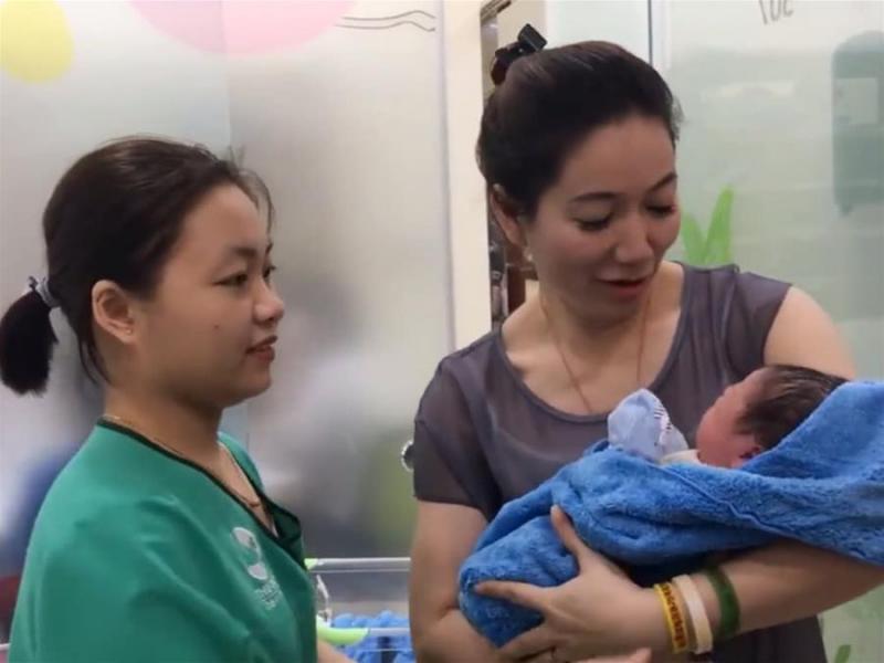 外婆第一次抱外孫，醫生卻被外婆顏值吸引，網友：真的是外婆嗎？