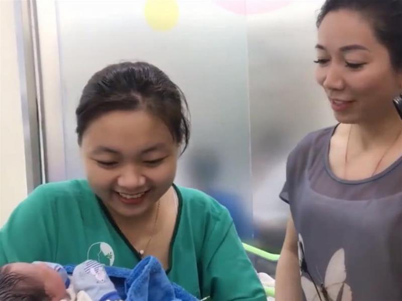 外婆第一次抱外孫，醫生卻被外婆顏值吸引，網友：真的是外婆嗎？