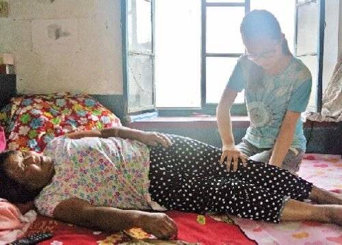 母親生病，三個兒子不管，鄰居照顧兩年，臨終喊燒被子，燒完傻住