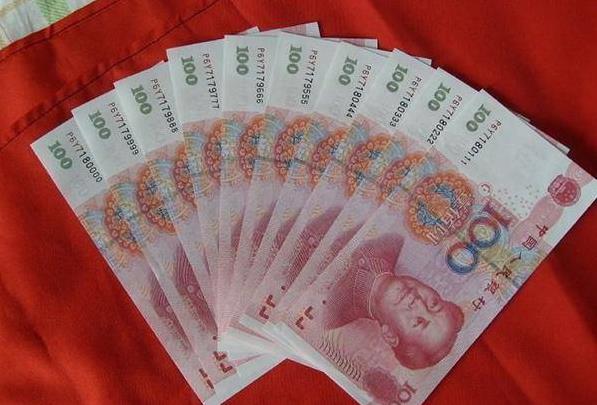 母親生病，三個兒子不管，鄰居照顧兩年，臨終喊燒被子，燒完傻住