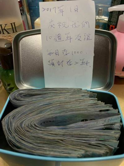 慶祝10年友情！與閨蜜約定每月存1000元，2年後打開「夢想基金盒」，超狂金額看傻眼，網友狂贊：絕對是人生最棒的投資啊