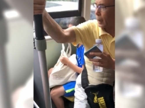 把小男孩當人肉坐墊逼他讓位！男孩嚇哭，阿伯怒嗆：我老人又是身障，這位子只有我可以坐！