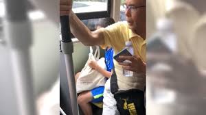 把小男孩當人肉坐墊逼他讓位！男孩嚇哭，阿伯怒嗆：我老人又是身障，這位子只有我可以坐！