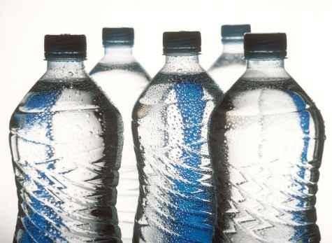 面試官：沙漠中有10瓶水，9瓶有毒，你怎麼辦？女孩答完就被錄取
