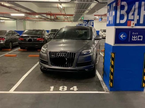 被酸技術太差！百萬奧迪「左輪超出停車格」　酸民偷拍PO網公審「反被砲轟」：你被罵活該 
