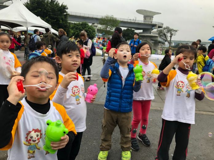 超新奇！全台最大豬造型風箏隧道 「新北童樂節」在三重