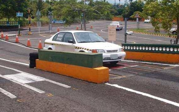 為甚麼「車子停斜坡車，輪胎要打歪」？很多台灣人都答錯了