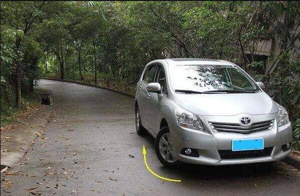 為甚麼「車子停斜坡車，輪胎要打歪」？很多台灣人都答錯了