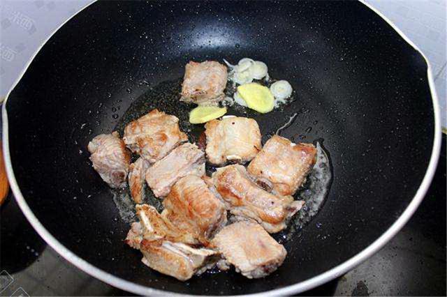 「糖醋排骨」別只會加糖和醋！大廚多加「1種料」，排骨香軟入味