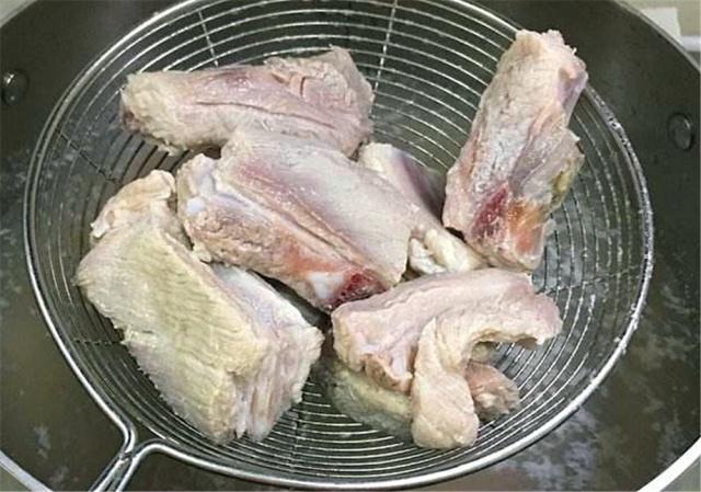 「糖醋排骨」別只會加糖和醋！大廚多加「1種料」，排骨香軟入味