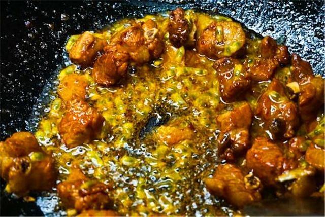 「糖醋排骨」別只會加糖和醋！大廚多加「1種料」，排骨香軟入味