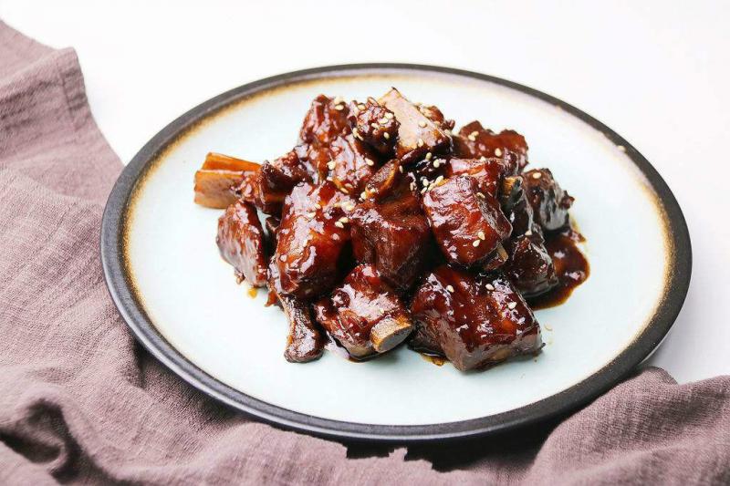 「糖醋排骨」別只會加糖和醋！大廚多加「1種料」，排骨香軟入味