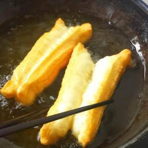 自製奶香油條，只加牛奶，不加一滴水，嘎蹦脆，香噴噴！