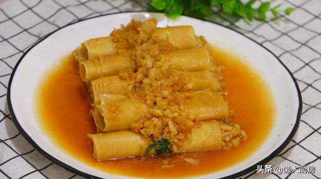 1把金針菇，2張豆腐皮，一卷一燒，不用蒸，不用油炸，不涼拌，這樣做法，吃著超美味，不覺得膩！