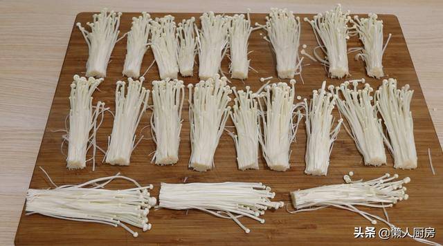 1把金針菇，2張豆腐皮，一卷一燒，不用蒸，不用油炸，不涼拌，這樣做法，吃著超美味，不覺得膩！