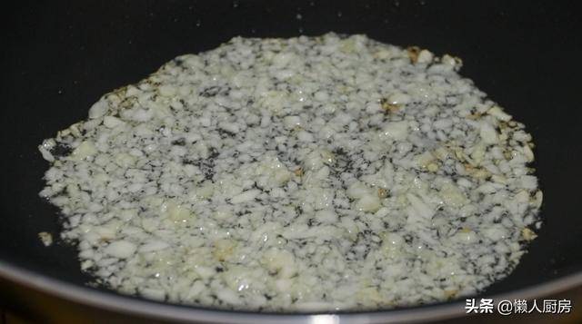 1把金針菇，2張豆腐皮，一卷一燒，不用蒸，不用油炸，不涼拌，這樣做法，吃著超美味，不覺得膩！